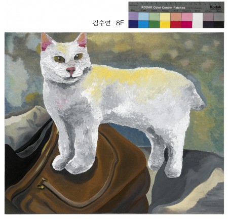 갈색가방위의 하얀 고양이 White cat on the brown bag